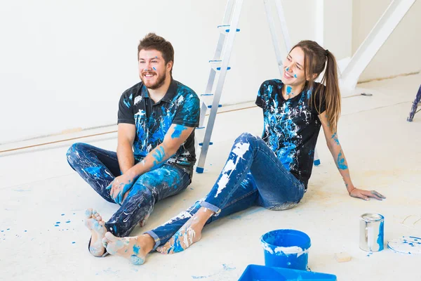 Duvar boyası ve eğlenceli at break onarım, yenileme ve insanlar kavramı - çift gidiş