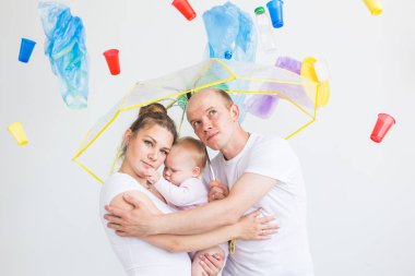 Çevre kirliliği, plastik geri dönüşüm sorunu ve ekoloji sorunu kavramı - beyaz arka plan üzerinde çöp altında üzgün aile.