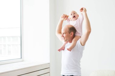 Babalık ve aile kavramı - Baba ve küçük bebek evde kapalı, oyun.