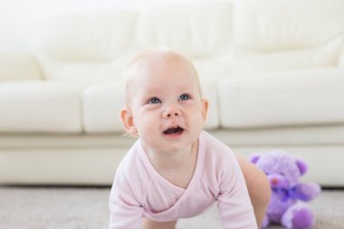 Çocukluk ve çocuk kavramı - Sevimli sevimli bebek katta oturan