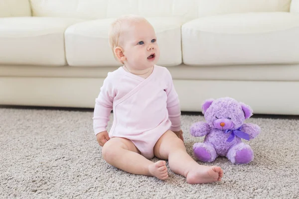 çocukluk, bebeklik ve çocuk kavramı - evde katta oturan mutlu küçük kız bebek