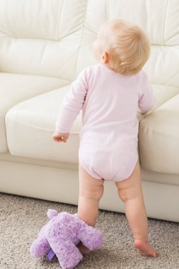 Çocuklar, bebek ve çocukluk konsepti - güzel gülümseyen bebek oynuyor