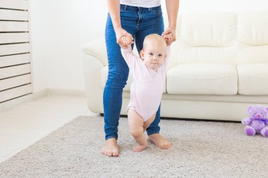 İlk adımlar. Yürümeyi öğrenme küçük bebek kız.