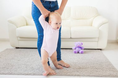 Evde anneler yardım ile ilk adımları atıyor Bebek