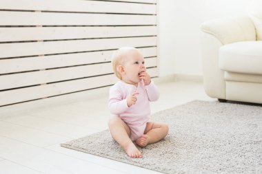 Çocukluk ve çocuk kavramı - Sevimli sevimli bebek katta oturan