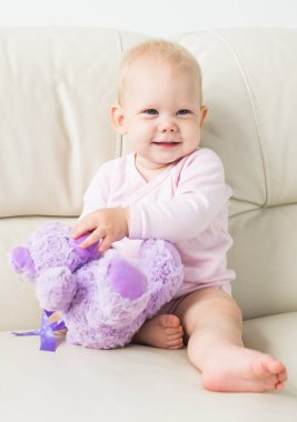 Çocuk, çocukluk ve çocuk kavramı - Kanepede büyüleyici kız bebek Portresi