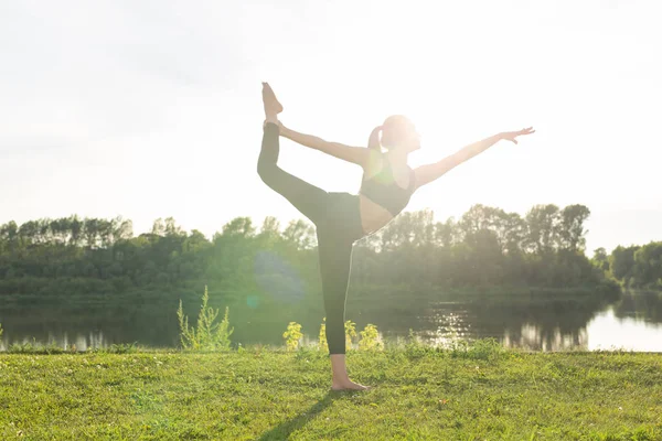 Harmoni och hälsosam livsstil Concept-unga Slim kvinna i sportkläder öva yoga utomhus. — Stockfoto