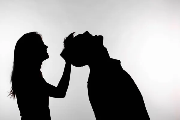 Violência doméstica e conceito de abuso - Silhueta de uma mulher batendo um homem — Fotografia de Stock