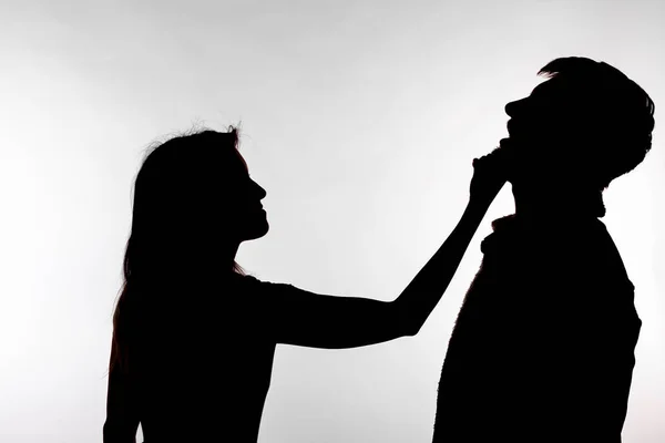 침략과 학대 개념 - 흰색 배경에 고립 된 스튜디오 실루엣에서 가정 폭력을 표현하는 남성과 여성. — 스톡 사진