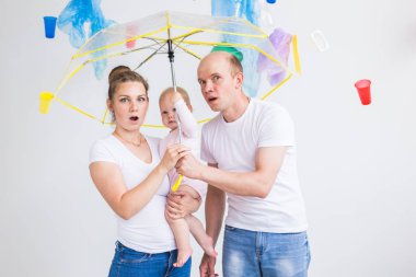 Çevre kirliliği, plastik geri dönüşüm sorunu ve atık bertaraf konsepti - beyaz arka plan üzerinde çöp altında aile şaşırttı.