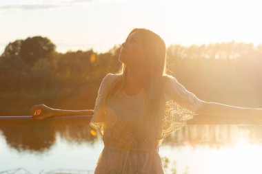 doğanın dinlendirici genç kadın Vintage Fotoğraf.