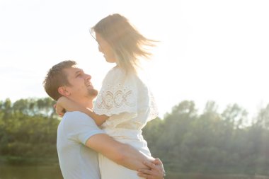 Yaz doğa ve ilişki kavramı - Aşık Mutlu gülümseyen çift