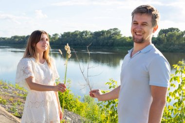 Şaka, ilişki ve mizah kavramı - Doğa etrafında fooling komik bir aşk çift Portresi