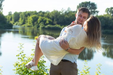 Genç çift aşık açık. Genç şık moda çift yaz aylarında poz çarpıcı şehvetli açık portresi