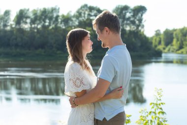 sevgi ve having fun yaz günü, doğanın, uyum kavramı güzelliği açık mutlu Romantik Çift