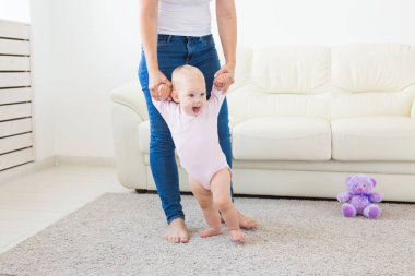 İlk adımlar. Yürümeyi öğrenme küçük bebek kız.