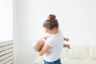 Çocuklar ve ebeveynler kavramı - Anne ve evde onun küçük bebek