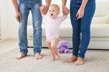 Anne ve baba yardımı ile küçük kız ilk adımlar