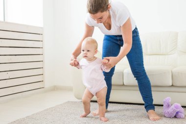İlk adımlar. Yürümeyi öğrenme küçük bebek kız.