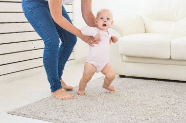 İlk adımlar. Yürümeyi öğrenme küçük bebek kız.