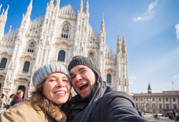 Komik çift Milano Duomo Meydanı'nda kendi kendine portre çekici. Kış seyahat, İtalya ve ilişki kavramı — Stok fotoğraf