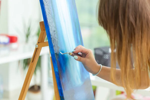 Clase de arte y concepto de dibujo - Mujer artista que trabaja en la pintura en el estudio, primer plano . —  Fotos de Stock