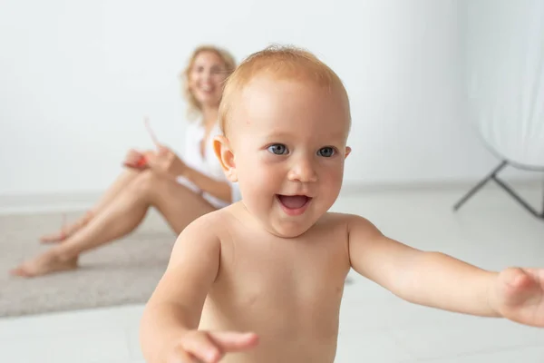 Barn, människor, spädbarns-och ålders begrepp-Beautiful Happy baby hemma — Stockfoto