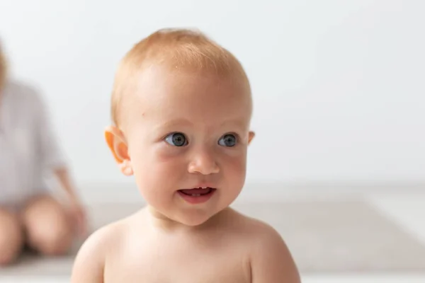 Barn, människor, spädbarns-och ålders begrepp-Beautiful Happy baby hemma — Stockfoto