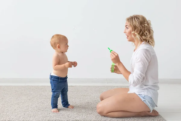 Cute single mother and kid girl playing together indoor at home — Stock Photo, Image