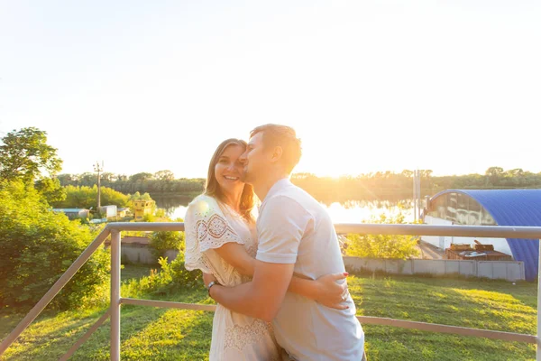 Hombre guapo y mujer joven besándose juntos en la naturaleza — Foto de Stock