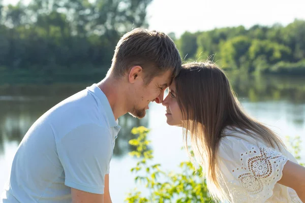 Divórcio, luta e problema de relacionamento - Casal jovem zangado um com o outro — Fotografia de Stock