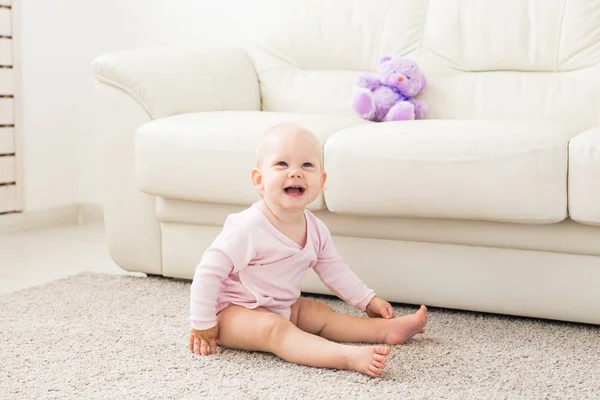 童年，婴儿和人的概念 - 快乐的小女孩坐在地板上在家里 — 图库照片