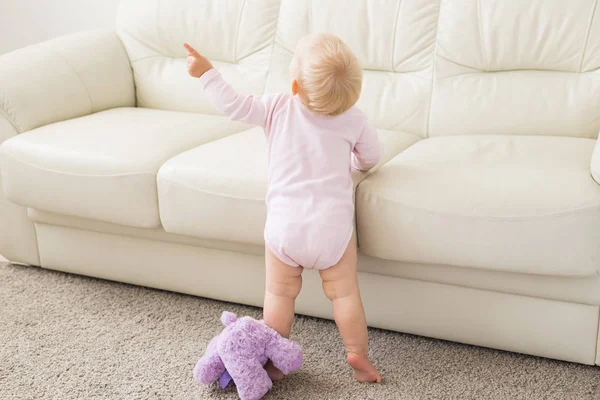 Child, childhood and kids concept - beautiful smiling baby is playing — Stock Photo, Image