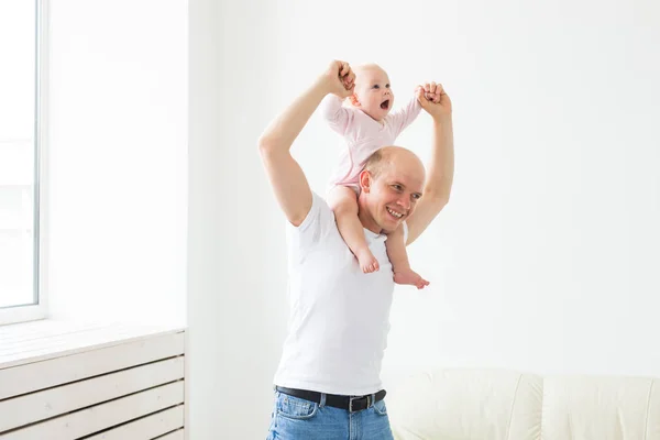 Concepto de familia, paternidad y paternidad - padre feliz jugando con la niña en casa — Foto de Stock