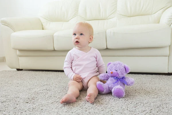Barndom och barn Concept-söt charmig bebis sitter på golvet — Stockfoto