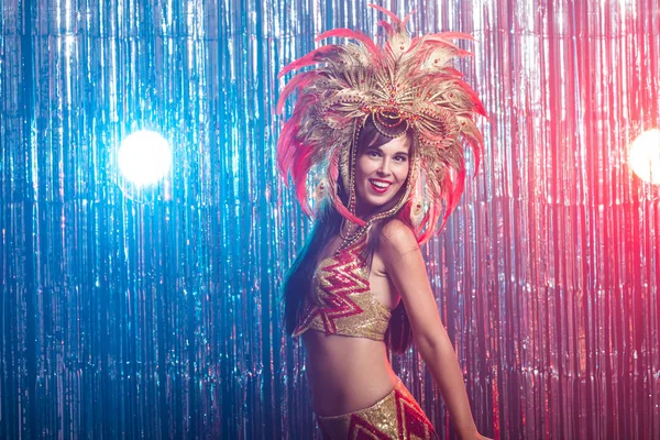 Καμπαρέ, χορεύτρια και γιορτές ιδέα-χαριτωμένο νεαρό κορίτσι σε φωτεινό πολύχρωμο καρναβάλι κοστούμι σε σκούρο φόντο — Φωτογραφία Αρχείου
