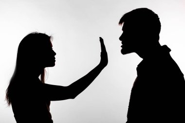 Kadını taciz emher, beyaz arka planda siluet. Cinsel saldırıyı durdurun