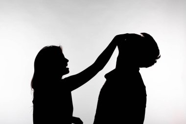 Saldırganlık ve istismar kavramı - beyaz arka plan üzerinde izole stüdyo siluet aile içi şiddet ifade erkek ve kadın.