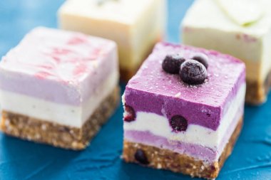 Taze çilek ve fındık ile ev yapımı çiğ kek. sağlıklı vegan gıda kavramı, yakın