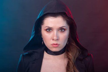 Cadılar Bayramı, tatil ve karnaval konsepti - gizemli siyah başlık ve yaka kadın