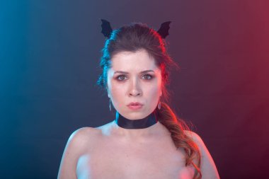 Cadılar Bayramı, tatil ve karnaval konsepti - yaka kadın ve gotik tarzı yarasalar kulakları