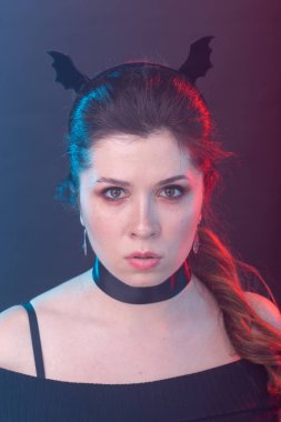 Cadılar Bayramı, tatil ve karnaval kavramı - gotik tarzı nda kadın portresi çok ciddi bakıyor