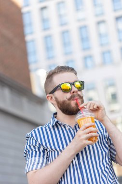 İş merkezinin arka planda suyu ile ayna gözlük şık bir genç hipster erkek alt görünümü portresi. Hafta sonu konseptinde şehir tatili.
