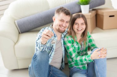 Genç çift kutuları ve düz tuşu tutmakta ile evli.