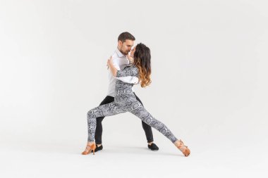 Sosyal dans, Bachata, Kizomba, Tango, salsa, insanlar kavramı-kopya alanı ile beyaz arka plan üzerinde dans genç çift