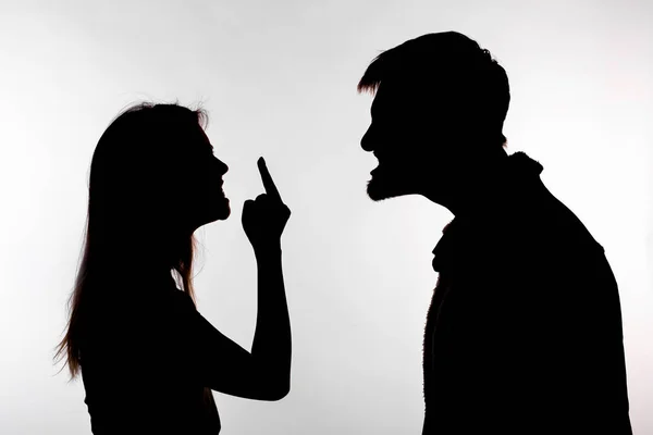 Επιθετικότητα και κατάχρηση έννοια-άνθρωπος και γυναίκα που εκφράζουν την ενδοοικογενειακή βία σε στούντιο σιλουέτα απομονωθεί σε λευκό φόντο. — Φωτογραφία Αρχείου