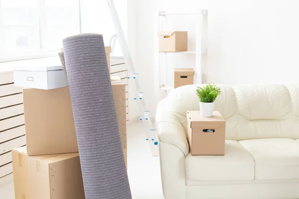 Картонные коробки, диван и ковер - переезд в новый дом — стоковое фото