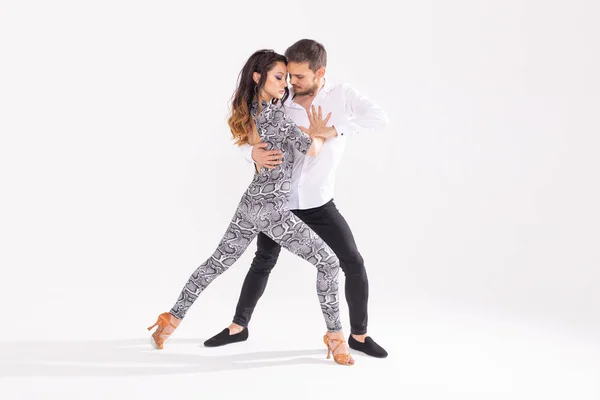 Casal apaixonado dançando social danse kizomba ou bachata ou semba ou taraxia no fundo branco com espaço de cópia — Fotografia de Stock