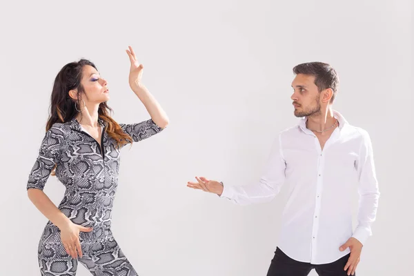 Casal jovem dançando bachata dança latina social, merengue, salsa. Dois pose elegância no fundo branco — Fotografia de Stock