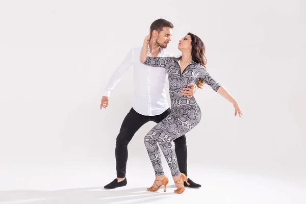 Salsa, Kizomba, Tango i Bachata tancerzy na białym tle z kopią przestrzeni. Koncepcja tańca społecznego — Zdjęcie stockowe